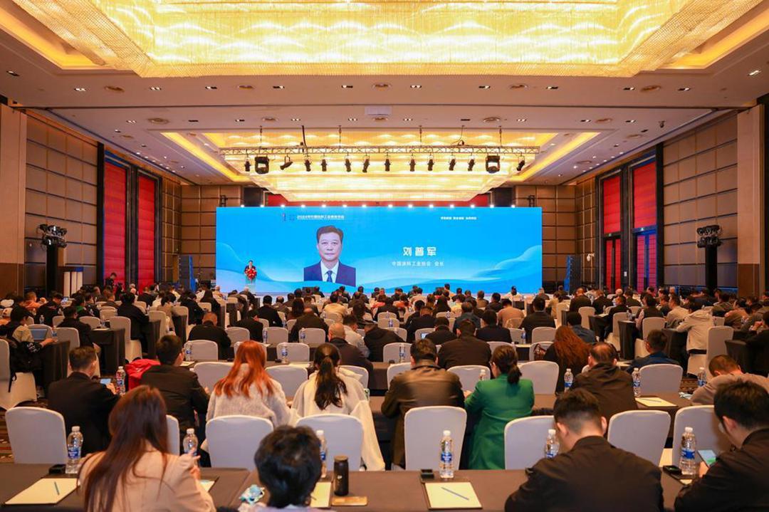 中國(guó)涂料工業(yè)協(xié)會(huì)會(huì)長(zhǎng)劉普軍致辭